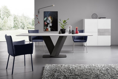 Свежая идея для дизайна: отдельная столовая среднего размера в современном стиле с серыми стенами - отличное фото интерьера
