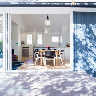 キャンベラの小さいコンテンポラリースタイルのLDKの画像 (白い壁、無垢フローリング、茶色い床)