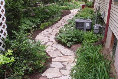 Design ideas for a traditional landscaping in Detroit.