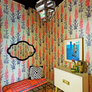 Eklektisk inredning av en liten ingång och ytterdörr, med flerfärgade väggar, en enkeldörr, en orange dörr och flerfärgat golv