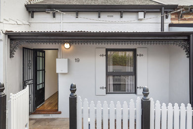 Mid-sized traditional one-storey house exterior in Melbourne with a shingle roof.