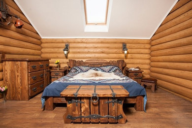 Пример оригинального дизайна: хозяйская спальня среднего размера в стиле рустика с бежевыми стенами и деревянным полом без камина