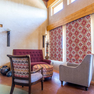 Mittelgroßes, Repräsentatives, Fernseherloses, Offenes Mediterranes Wohnzimmer mit beiger Wandfarbe, Betonboden, Kaminofen, Kaminsims aus Beton und grünem Boden in Salt Lake City