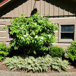 Mittelgroßer Rustikaler Garten im Sommer, neben dem Haus mit Kamin, direkter Sonneneinstrahlung und Betonplatten in Grand Rapids