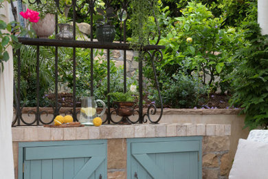 Immagine di un patio o portico classico