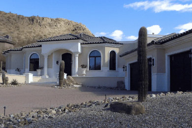 Example of an exterior home design in Phoenix