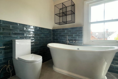 Modelo de cuarto de baño contemporáneo grande con bañera exenta, ducha abierta y ducha abierta