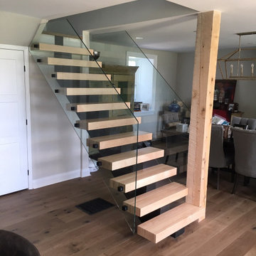 Monostringer staircase with glass rail