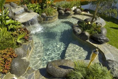 Design ideas for a traditional pool in Los Angeles.