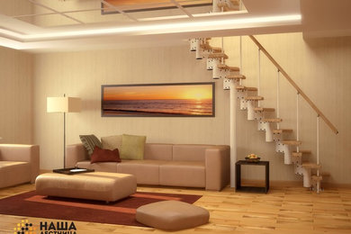 Kleines, Offenes Modernes Wohnzimmer mit beiger Wandfarbe, braunem Holzboden und beigem Boden in Moskau