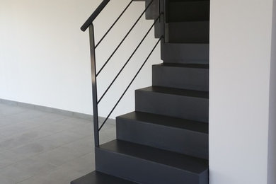 béton ciré couleur ardoise sur un escalier béton contemporain à crémaillère