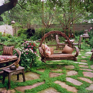 Halbschattiger, Geometrischer, Großer Stilmix Garten hinter dem Haus, im Sommer mit Natursteinplatten und Teich in Dallas