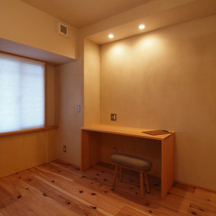 Foto di un ufficio scandinavo con pareti marroni, pavimento in legno massello medio, scrivania incassata e pavimento marrone