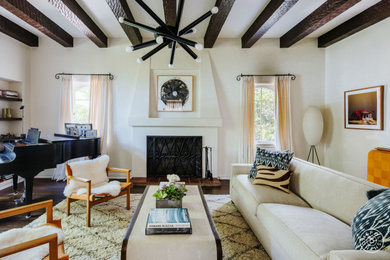 Beach style living room photo in Los Angeles