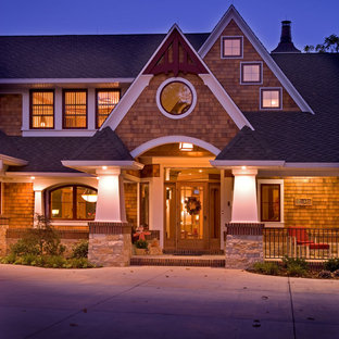 Zweistöckiges Klassisches Haus mit Holzfassade und Satteldach in Chicago