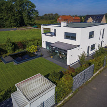 Villa Im Bauhausstil Mit Teich Im Garten Contemporary Tradgard