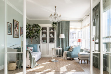 Imagen de salón abierto clásico de tamaño medio con paredes azules y suelo laminado