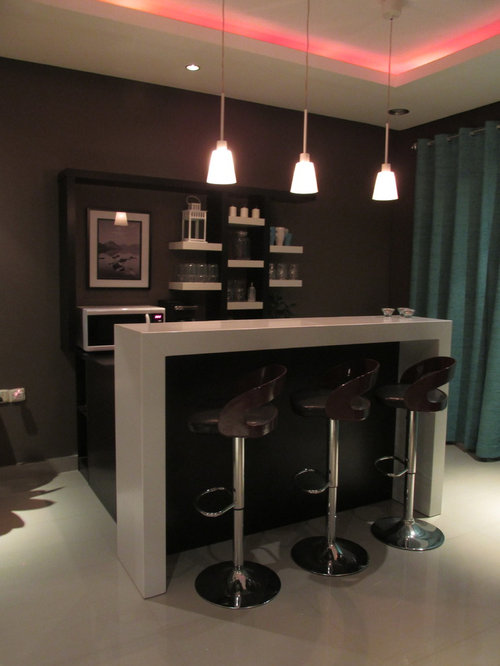 Bar de salon moderne avec un plan de travail en bois Photos et idées