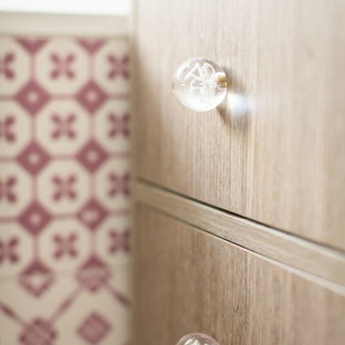 Idee per una piccola stanza da bagno per bambini minimalista con ante in legno scuro, vasca da incasso, WC sospeso, piastrelle in ceramica, pareti bianche, pavimento con piastrelle in ceramica, top in quarzo composito, ante lisce, doccia ad angolo, piastrelle bianche, lavabo integrato, pavimento rosa e porta doccia a battente