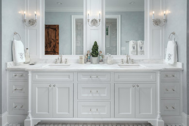 Foto de cuarto de baño doble y a medida con armarios con rebordes decorativos, puertas de armario blancas, encimera de mármol y encimeras blancas