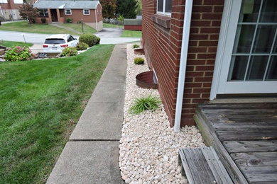 Inspiration for a mid-sized modern partial sun side yard gravel landscaping in Other for summer.