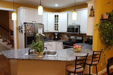 Kitchen - transitional kitchen idea in Raleigh
