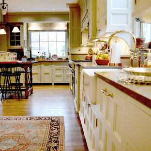 Idéer för att renovera ett mellanstort vintage kök, med luckor med infälld panel, beige skåp, granitbänkskiva, beige stänkskydd, stänkskydd i kalk och vita vitvaror