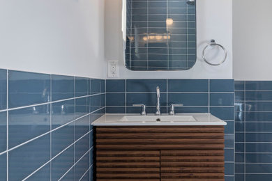 ワシントンD.C.にある高級な中くらいなミッドセンチュリースタイルのおしゃれな浴室 (家具調キャビネット、濃色木目調キャビネット、アルコーブ型シャワー、分離型トイレ、青いタイル、磁器タイル、白い壁、磁器タイルの床、一体型シンク、白い床、オープンシャワー、ニッチ、洗面台1つ、独立型洗面台) の写真