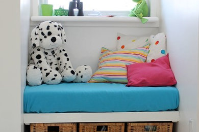 Inspiration for a timeless kids' room remodel in Montreal