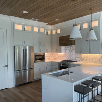 Multi-Hued Stone and Gold Metal Backsplash