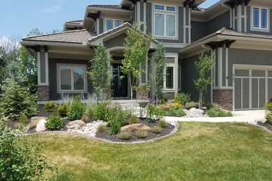 Photo of a mid-sized traditional partial sun front yard concrete paver driveway in Kansas City.