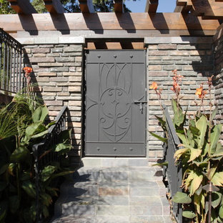 Exempel på en eklektisk entré, med en enkeldörr och metalldörr