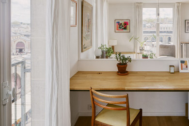 Inspiration pour un bureau design avec parquet clair.