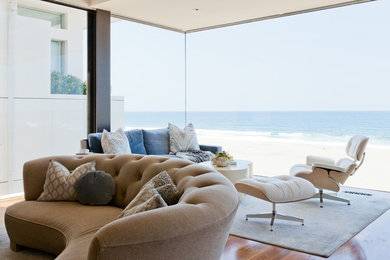 Example of a minimalist living room design in Los Angeles