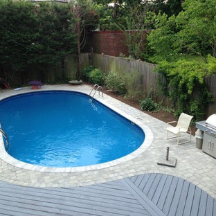 ボルチモアの大きい円形トラディショナルスタイルのおしゃれなプール (噴水、天然石敷き) の写真