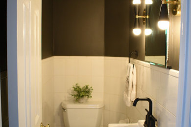 Modelo de cuarto de baño único retro pequeño con sanitario de dos piezas, baldosas y/o azulejos blancos, baldosas y/o azulejos de porcelana, paredes negras, suelo de baldosas de cerámica, lavabo suspendido y suelo blanco