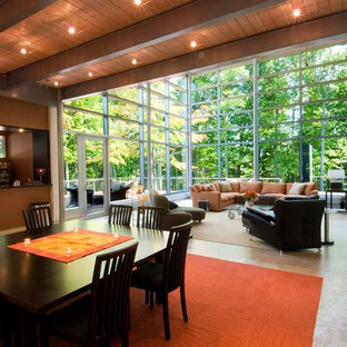 クリーブランドの巨大なコンテンポラリースタイルのLDKの画像 (白い壁、コンクリートの床)