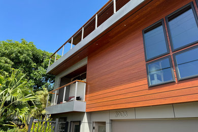 Imagen de fachada de casa multicolor y blanca minimalista grande de tres plantas con revestimiento de metal, tejado plano y techo verde