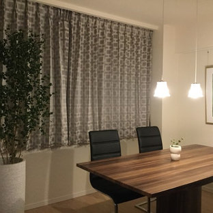 Idées déco pour une petite salle à manger ouverte sur le salon moderne avec un mur blanc, un sol en contreplaqué, aucune cheminée et un sol beige.