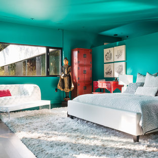 Esempio di una camera da letto etnica con pareti blu e parquet scuro