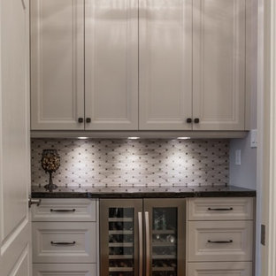 トロントの中サイズのトランジショナルスタイルのおしゃれなホームバー (シェーカースタイル扉のキャビネット、御影石カウンター、モザイクタイルのキッチンパネル、グレーのキッチンパネル、白いキャビネット、シンクなし、無垢フローリング) の写真