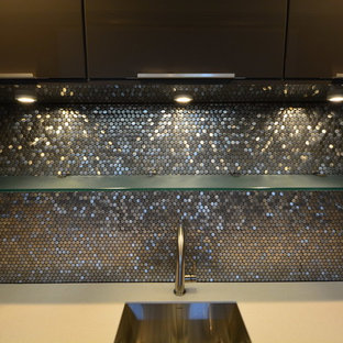 Foto de sótano con puerta clásico renovado, extra grande, sin chimenea, con paredes beige y suelo de madera oscura