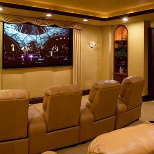 Aménagement d'une salle de cinéma méditerranéenne de taille moyenne et fermée avec un mur jaune, moquette et un sol beige.