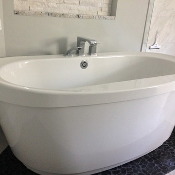 Standalone soaking tub w/ wall niche