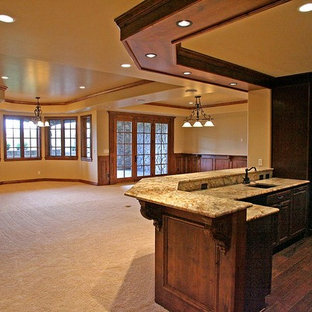 Ejemplo de bar en casa mediterráneo, grande, con puertas de armario de madera en tonos medios y encimera de granito