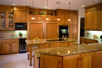 Kitchen - traditional kitchen idea in Miami
