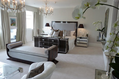 Diseño de dormitorio principal minimalista con paredes grises, moqueta y suelo gris
