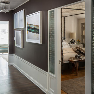 Bild på en mellanstor vintage hall, med bruna väggar och mellanmörkt trägolv