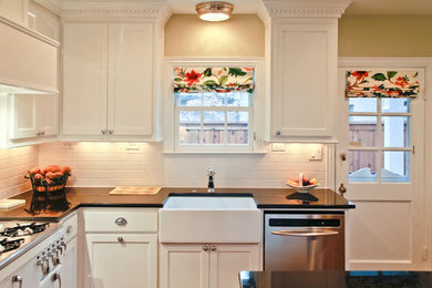 Example of a classic kitchen design in Dallas