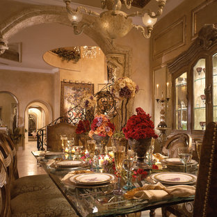 Geschlossenes, Großes Mediterranes Esszimmer ohne Kamin mit beiger Wandfarbe, Travertin und beigem Boden in Miami